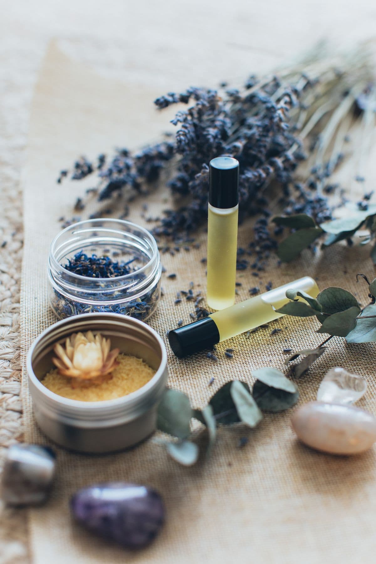 Frascos de aceites esenciales, sales y lavanda seca sobre una mesa de spa.